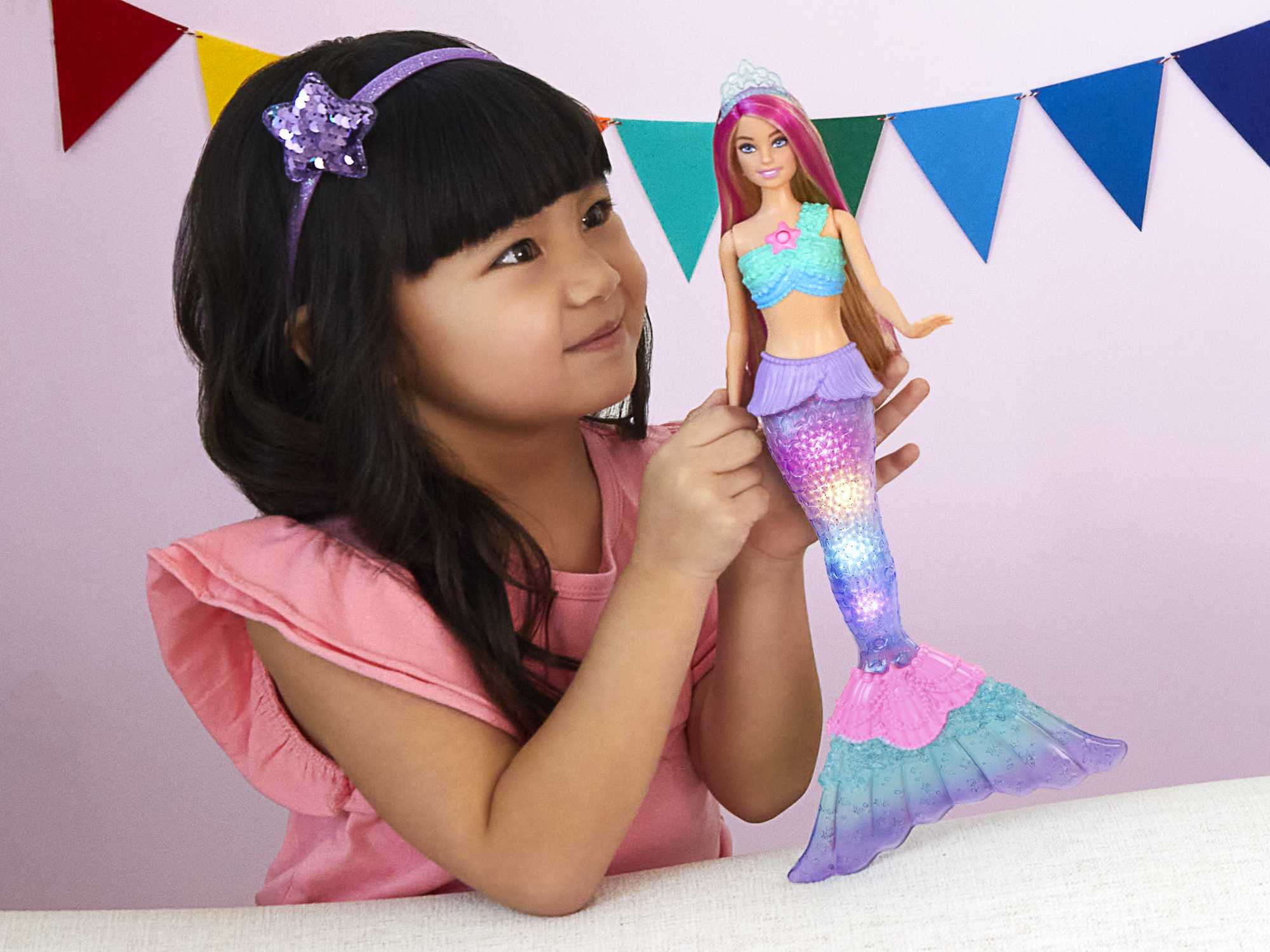 Barbie Dreamtopia Sirena Luci Scintillanti Bambola Bionda con Coda che si  Illumina, Luci che si Attivano con Acqua e Capelli con Ciocche Rosa,  Giocattolo per Bambini 3+ Anni